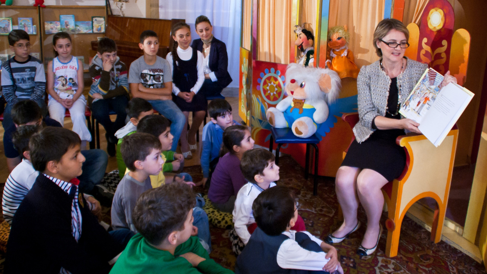 Great Britain Ambassador to Armenia Mrs. Catherine Jane Lich reads a fairy tale for kids at Khnko Aper National Children's Library