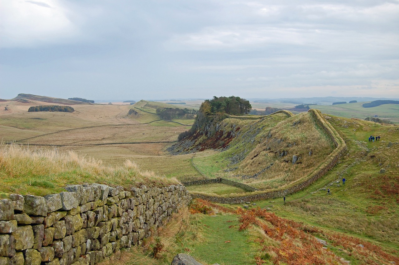 Hadrian’s Wall, UK (credit, 12019 via Pixabay)
