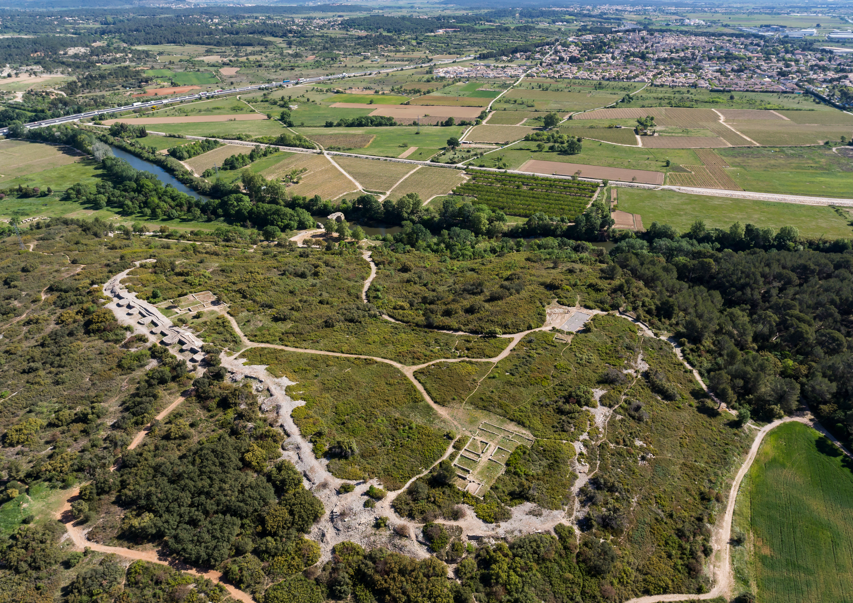Vue aerienne de l'oppidum d'Ambrussum et son rempart