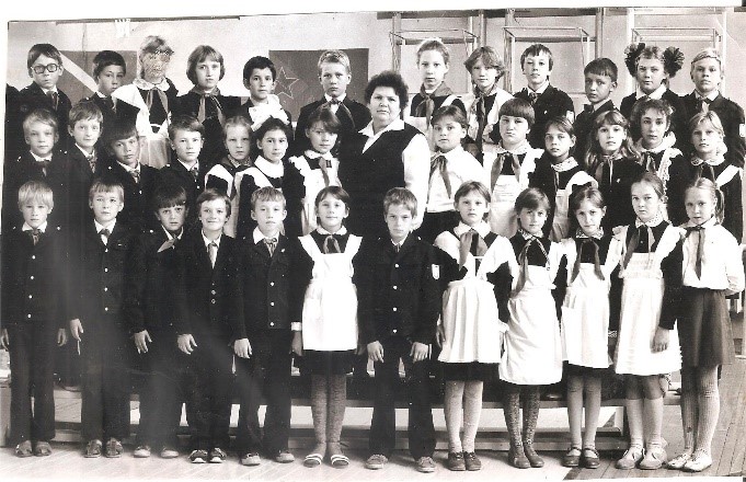 šolske uniforme leta 1960 v Rusiji (vir: https://www.pinterest.nz/pin/498844096226062500/?amp_client_id=CLIENT_ID(_)&mweb_unauth_id=%7b%7bdefault.session%7d%7d&simplified=true)