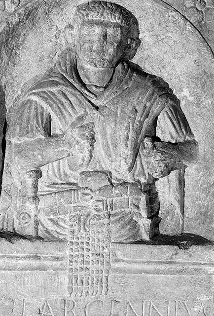 rimski predpasnik (vir: https://www.res-bellica.com/en/cingulum-in-the-early-roman-empire-1-gladius-and-pugio-suspension-system/)