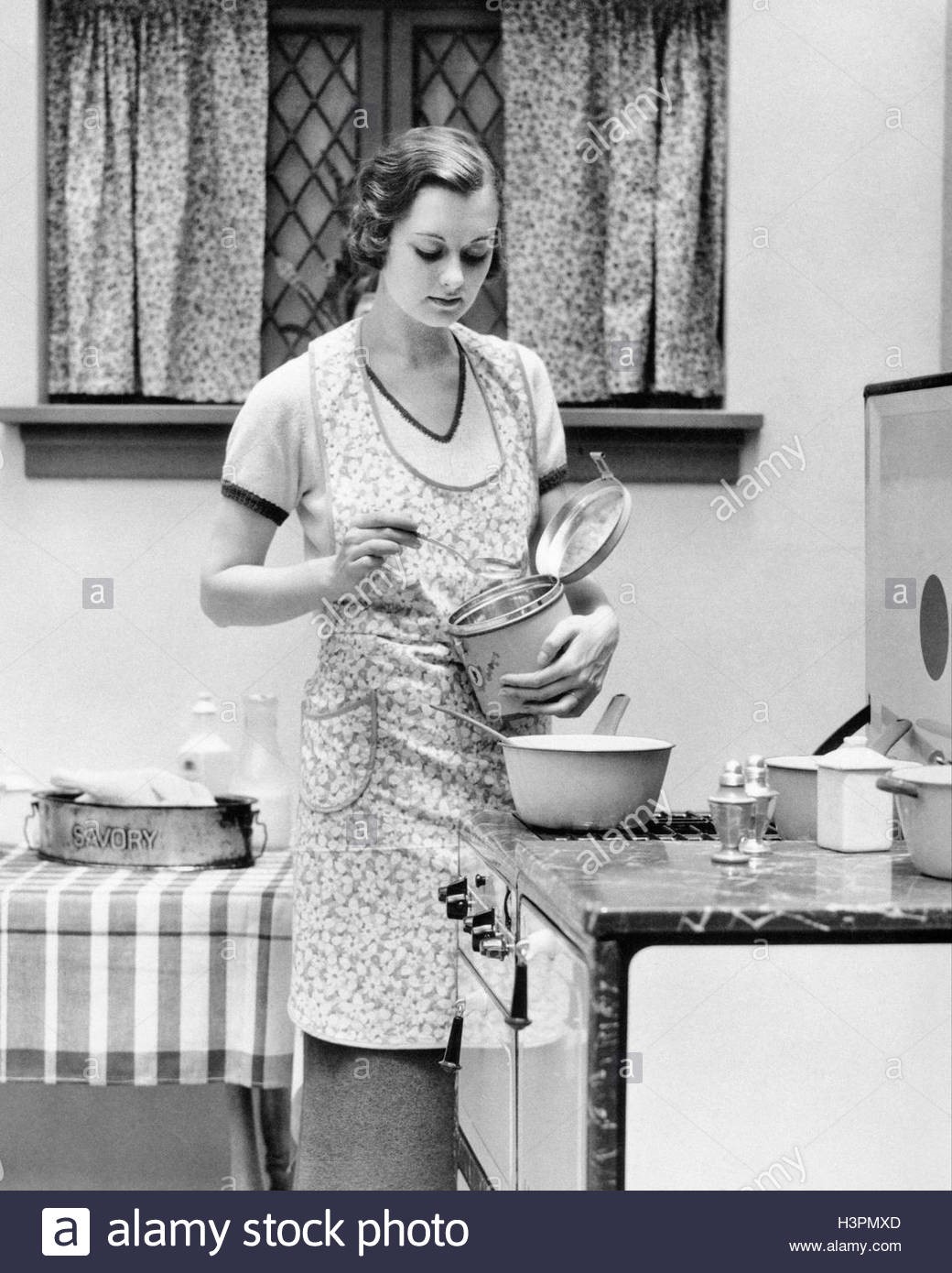 predpasnik gospodinje (vir: https://letvent.com/2015/05/17/the-history-of-aprons/)