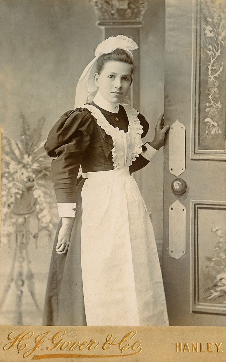 hišna pomočnica (vir: https://www.pinterest.com/confusedkittysewing/victorian-maid-ideas/)