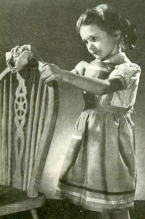 dekliški predpasnik (vir: https://vintagevisage.typepad.com/my-blog/make-do-and-mend/)