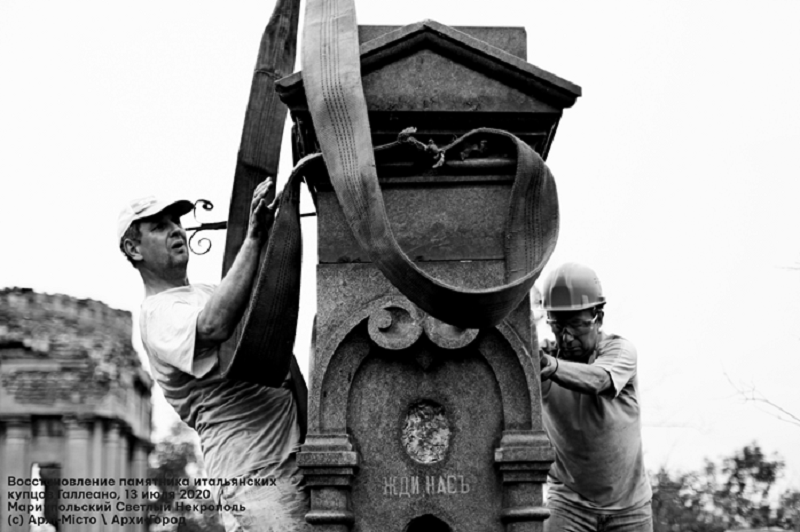 Photo: volunteers Andrii NIkiforenko (L) and Aleksandr Shpotakovsky (R) restore the monument of Italian merchants Galleano, 2020 (Andrii was killed by Russian bombs in spring 2022) © Arxi-Misto 