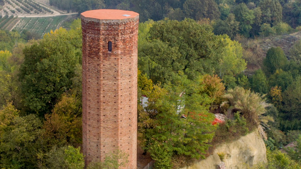 02 vista dall'alto della torre e dei resti del castello.jpg