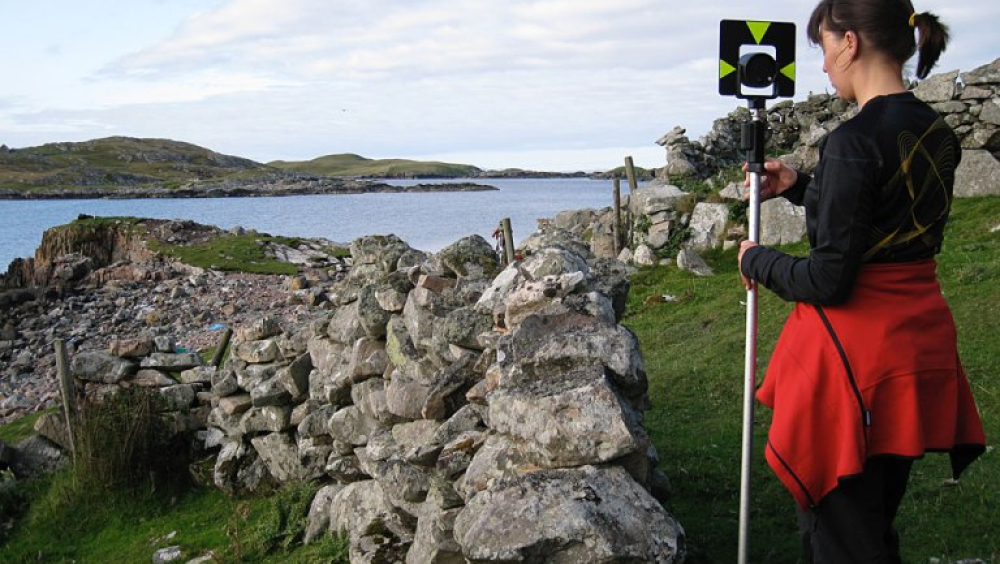 Natascha-Mehler-surveying-the-German-Trading-site-at-Gunnister-Voe-Northmavine-Shetland-used-around-1600.jpg