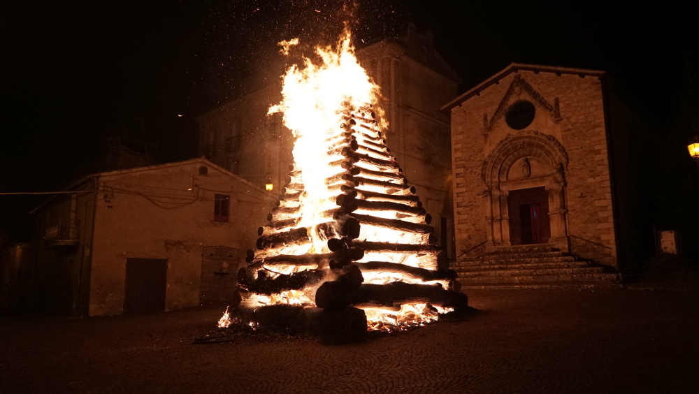 Le feu. La grande pile pyramidale en bois brûle et éclaire la place de l’église en l’honneur de Saint Antoine abbé. Photo de Stefano Saverioni, Tossicia (TE), 27 janvier 2018, Archives Centre d’Etudes Don Nicola Jobbi/Bambun.