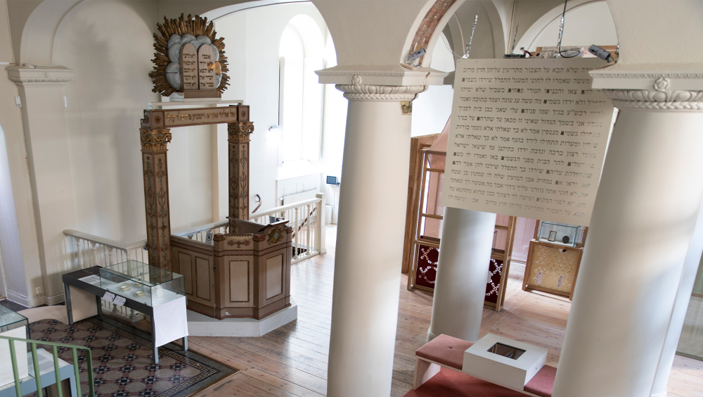 The lectern and preserved Bimah structure in the synagogue of Själagårdsgatan.