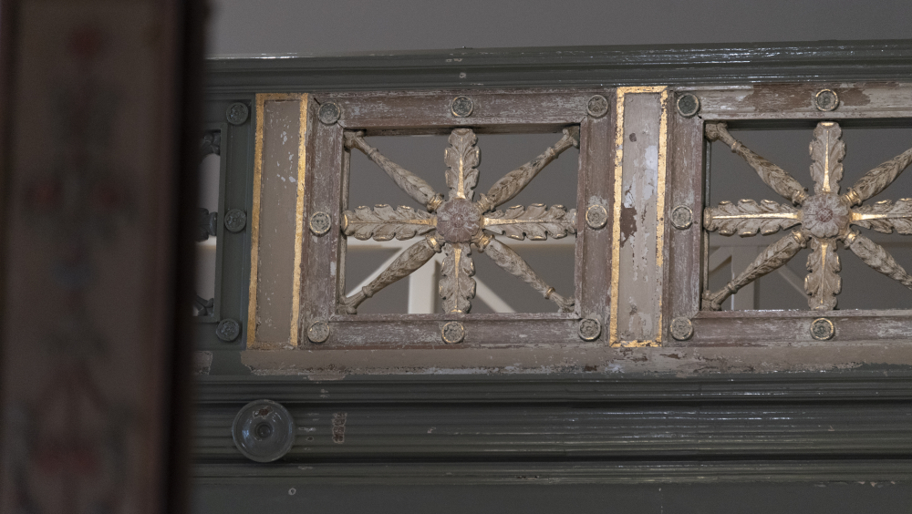 Original paintwork of the women's gallery