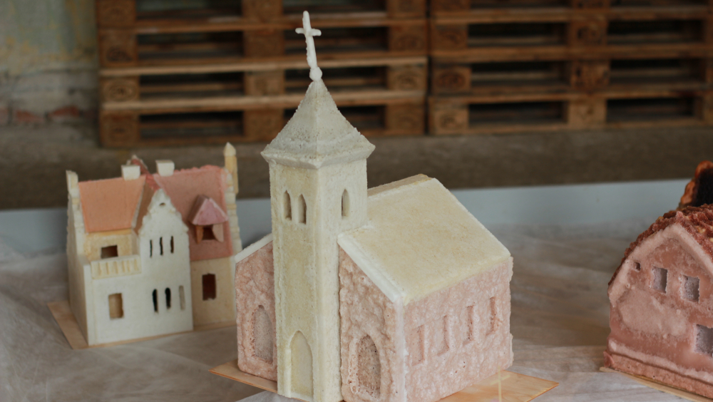 The weight of this church is 10 kg. 