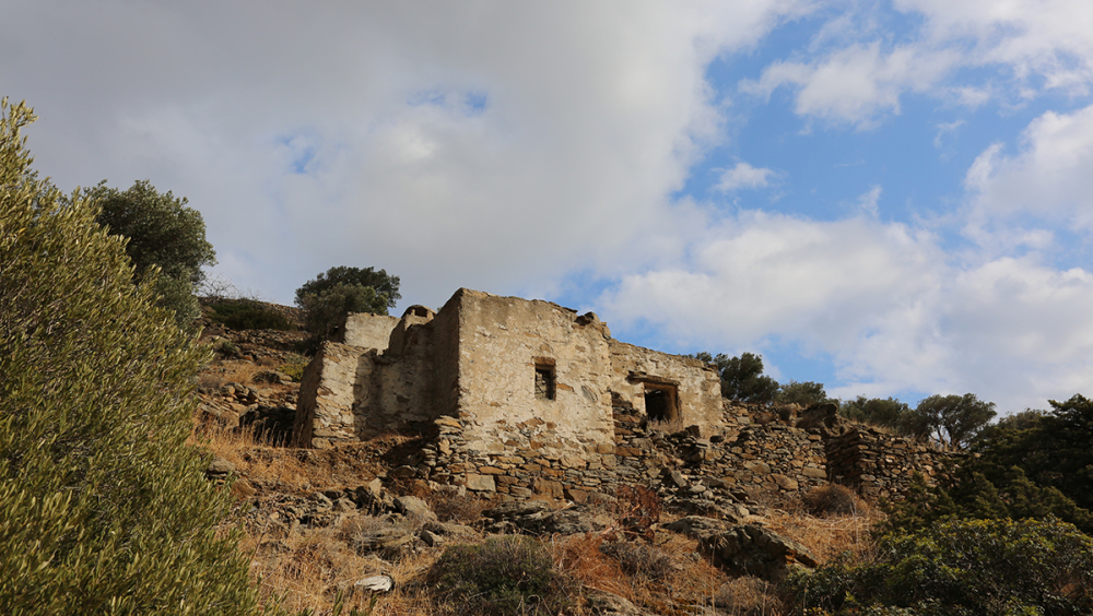 Exterior view of a "katikés" complex in a mountainous area of Paros.