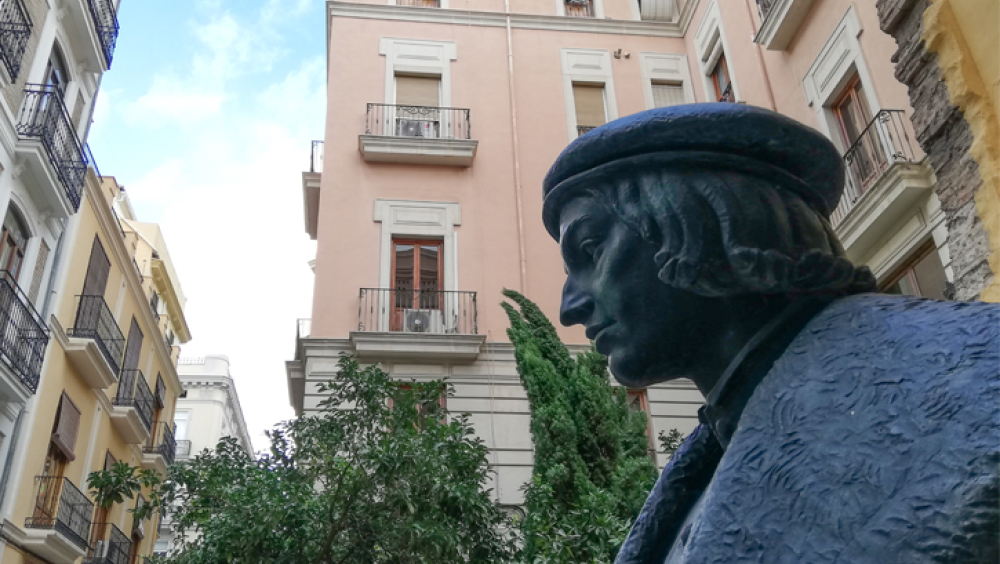 Luis Vives sculpture in Margarita de Valladaura square, the starting point of the itinerary.