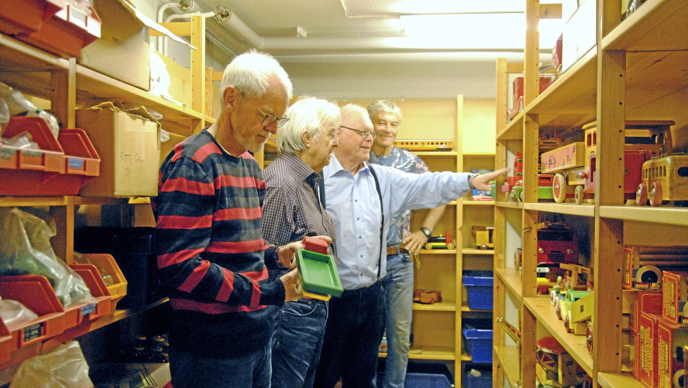 A group of volunteers is working together and sharing their historical knowledge of BRIO toys.
