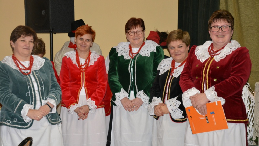 You don't know the five authors of your book in the photo. The authors stand in a small semi-circle, dressed in regional costumes from the southern part of Małopolska. Klorowe coats with skirts and white aprons.