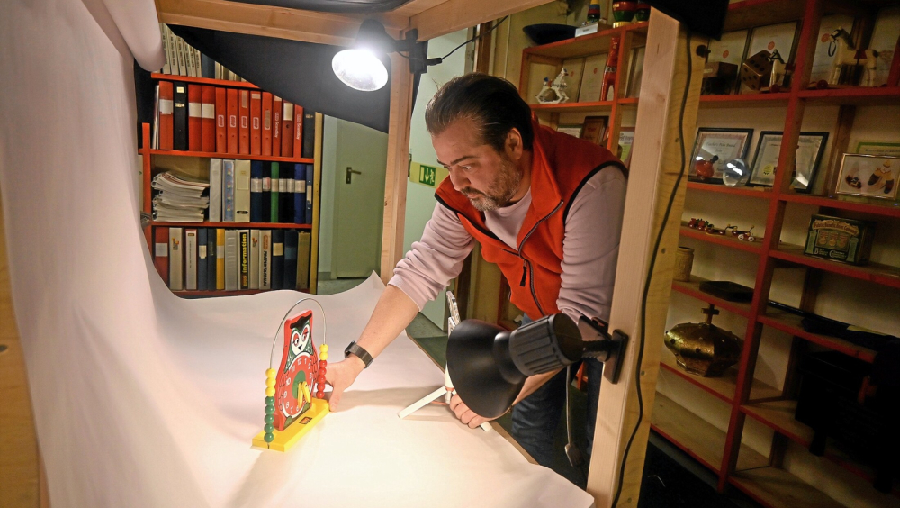 Rami Iskif photographs an abacus of the Brio brand, of course, which must also be documented from all perspectives. 