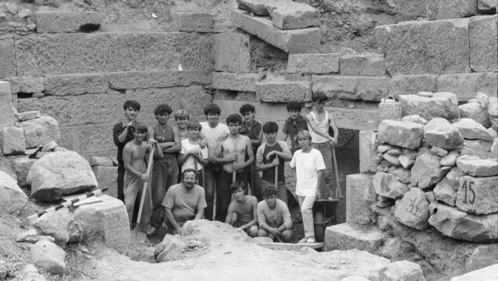 Archaeologists and local workers during the excavation of the site in 1986