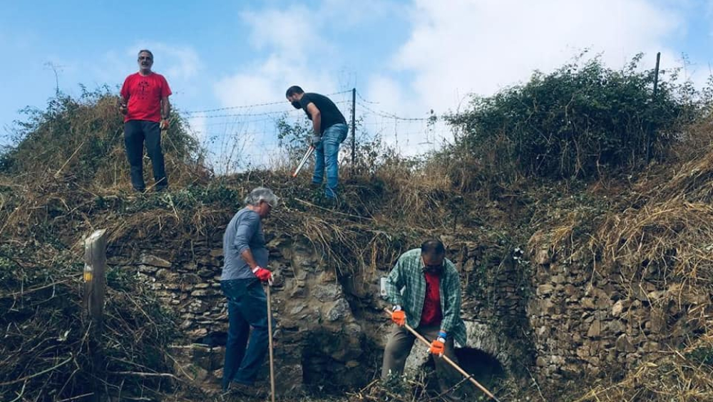 Environmental volunteer group "Los Peñasquitos" in rehabilitation and conservation work of  fountain "La Tena"