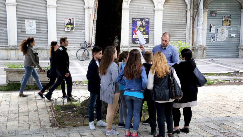 In the background, the Gran Caffé, the most elegant caffé of Shkodra in the first half of the 20th century, a meeting point for the arts and cultural scene, now abandoned (restauration project starting soon)