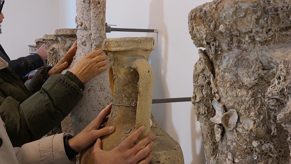 Tactile visit to the Amphora Museum with blind or vision-impaired visitors.