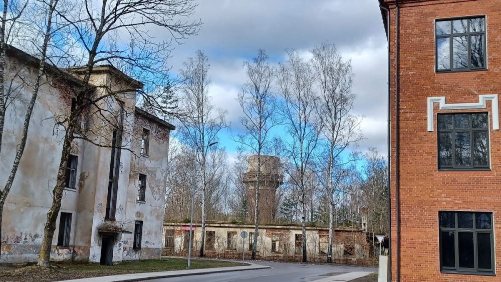 The bright barrack is abandoned, the red brick barrack is just renovated. There are ruined buildings in the middle: canteen with kitchen and water tower.