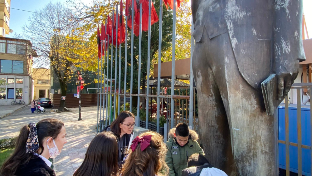 (City Center) Monument of Luigj Gurakuqi, patriot, signer of Declaration of the Independence of Albanian, writer, Minister of Education of the first Albanian government. Shkodra University hold his name. Most of the students did not recognize him. 