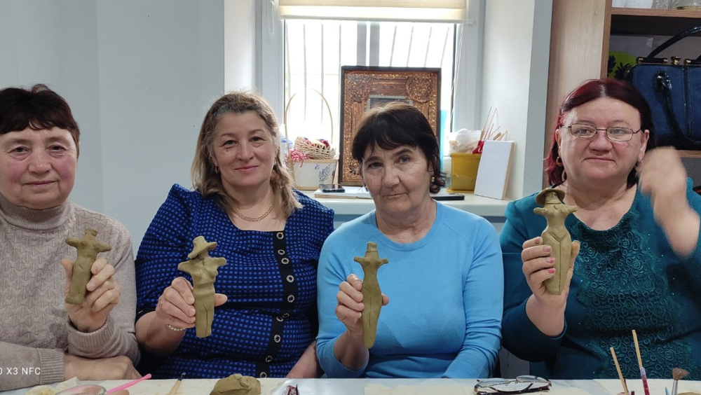 Clients at VRC-Moldova recreate the neolithic European artefacts.