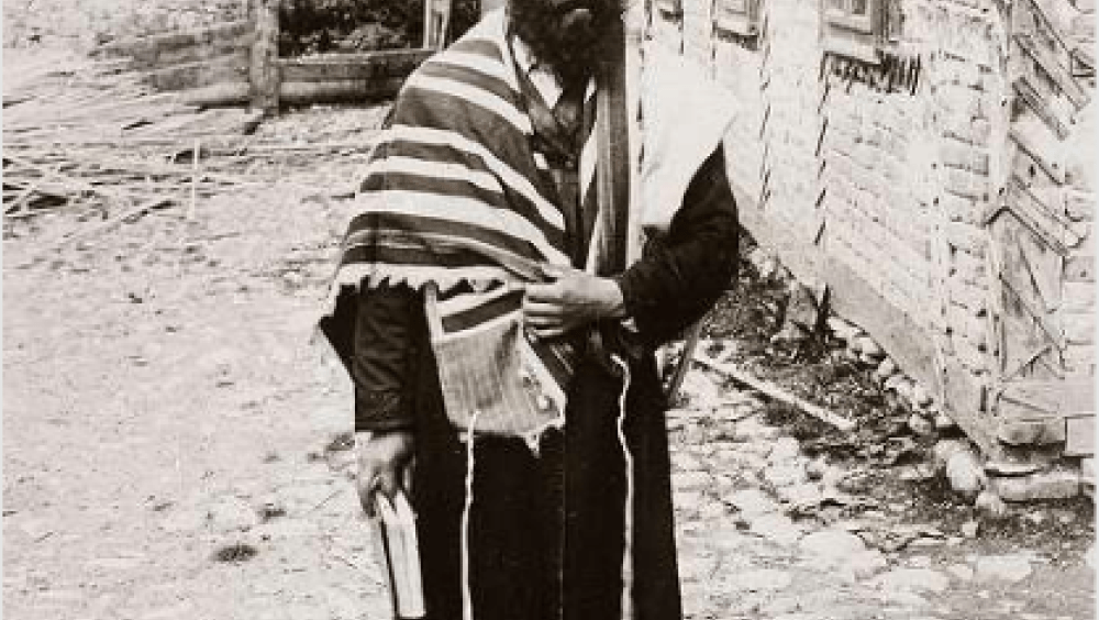 Rabbi in the courtyard of the synagogue (source: https://gallery.hungaricana.hu)