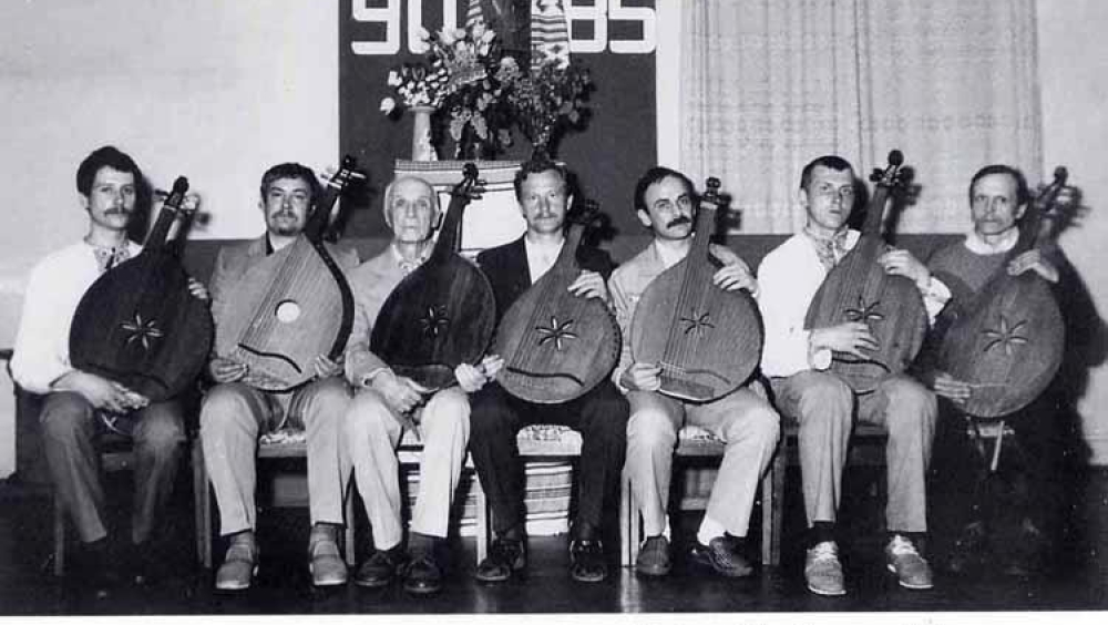 Kobzar Heorhii Tkachenko with students