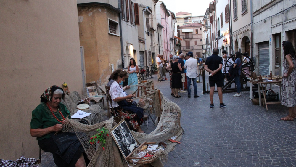 Museum event in the city centre, in the photo there are the elderly women making the net.