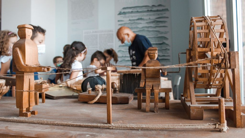 Event at the Museum with a dialogue between elderly and children, old and new generations