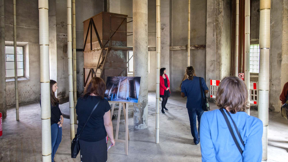 The first floor of the tower could serve as an exhibition hall in the future. In the photo you can see the visitors during the first festival We Open Zauhlovačka