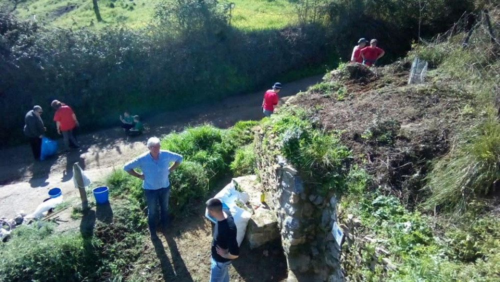 Environmental volunteer group "Los Peñasquitos" in rehabilitation and conservation work of Fountain "La Tena"
