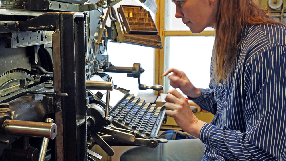 Ane Thin Knutsen working at the Linotype in Press Museum Fjeld-Ljom.