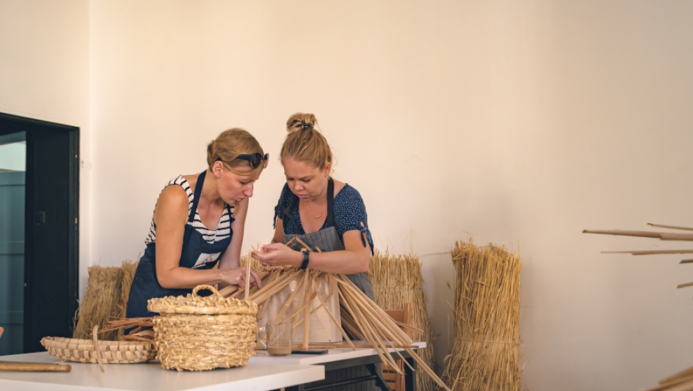 Cattail craft experience_Serfenta's studio in Cieszyn_fot. Bartek Tabak