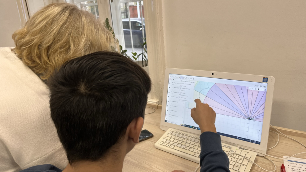 Using GeoGebra to design the stained glasses of Tekelijanum