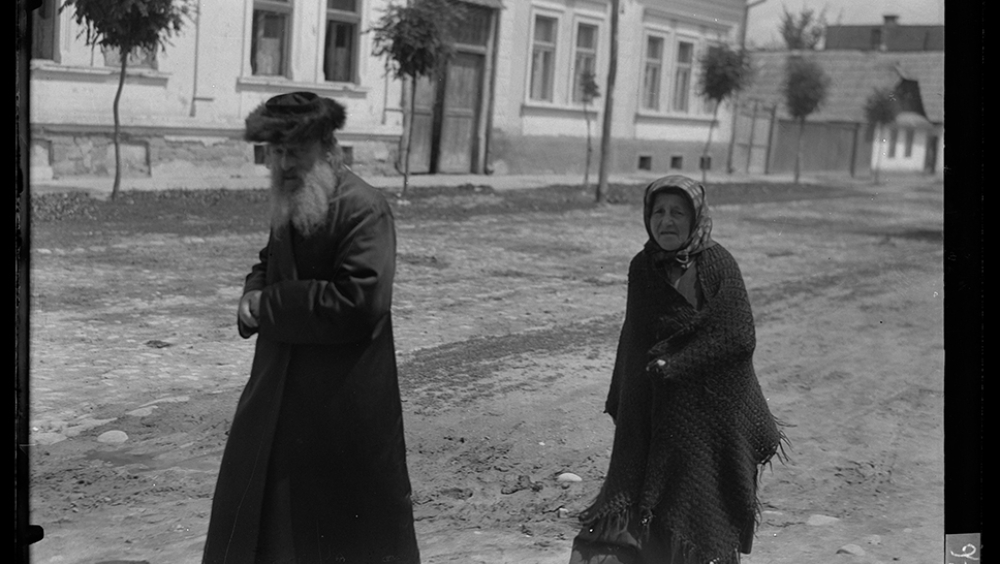 Hasidic Jewish family from Sighet (source: National Museum of Romanian Peasant, Iosif Berman collection)