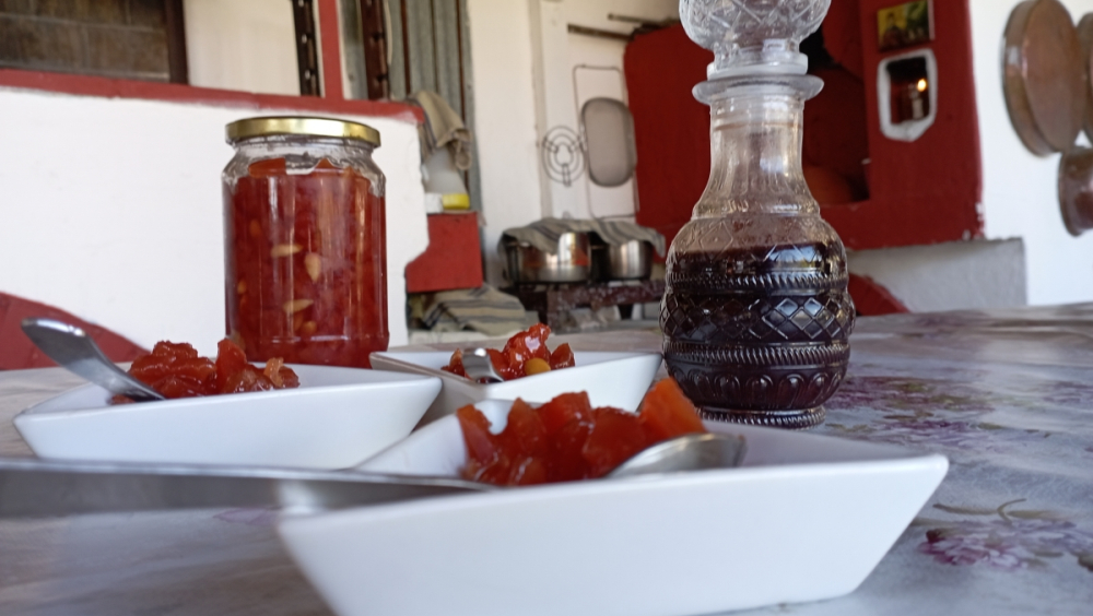 Let me treat you a homemade preserve made of quince!