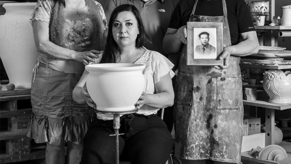 Ting Family portrait in their ceramics workshop. From the left: Luigi, the son of Chiu, his wife and Shen, his son and his daughter. They still live in Isola. They have a store selling traditional Abruzzo ceramics. Isola del Gran Sasso (TE), Italy, 2022. Photo by Mattia Crocetti all rights reserved
