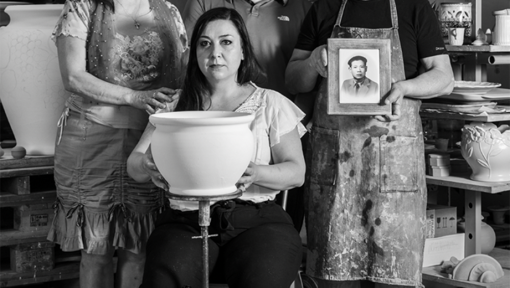 Ting Family portrait in their ceramics workshop. From the left: Luigi, the son of Chiu, his wife and Shen, his son and his daughter. They still live in Isola. They have a store selling traditional Abruzzo ceramics. Isola del Gran Sasso (TE), Italy, 2022. Photo by Mattia Crocetti all rights reserved