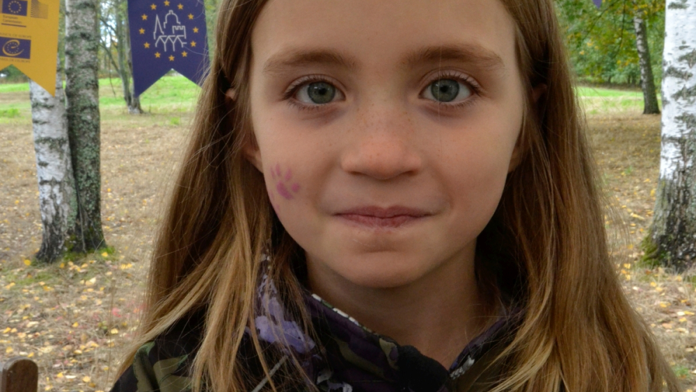 Paw-mark painted on the cheek and EHD tattoo on the hand. Photo by Riina Koivisto.