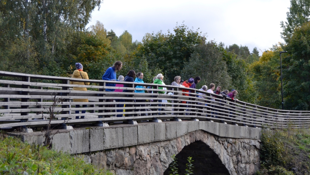 Guided tour visiting the Stenkulla bridge during EHD event in September 2022. Photo by Riina Koivisto.