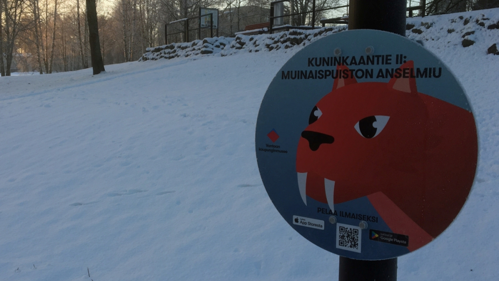 Sign of the mobile game by the Stenkulla primeval rock. Photo by Andreas Koivisto.