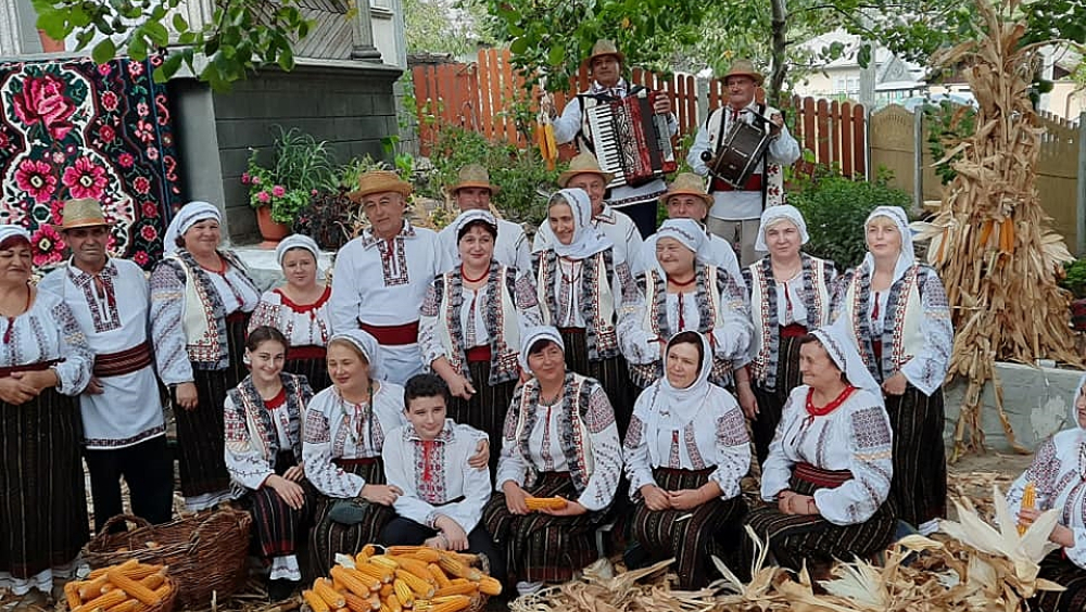 The claca event during the corn processing, in the picture is the corn being cleaned by villagers in traditional clothes