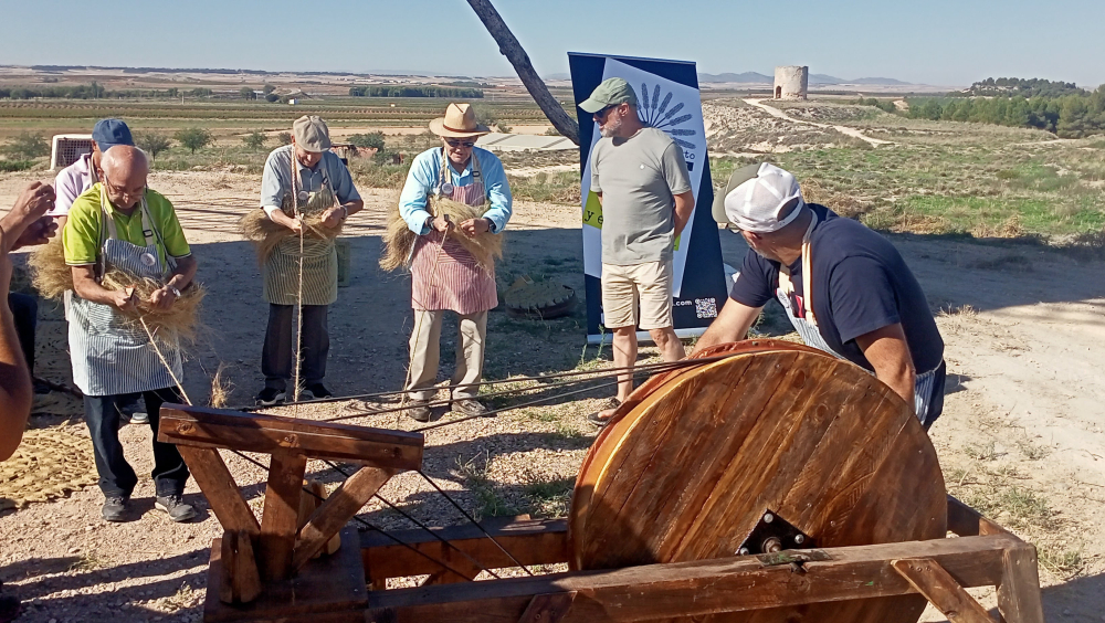 DEMOSTRACIÓN DE HILADA  y FABRICACIÓN DE ESTROPAJOS en MOLINO DE VIENTO "GORRINOS" - JORNADAS DEL ESPARTO, EL ROMERAL (TOLEDO)