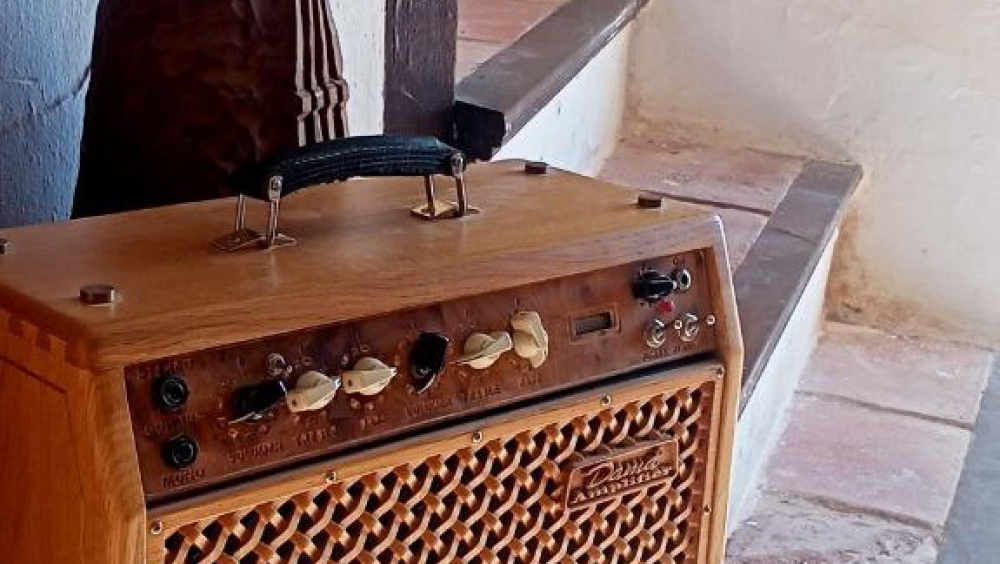 AMPLIFICADOR Y TALLA EN MADERA HECHO A MANO - EXPOSICIÓN DE D.JUANJO LLORENTE, LUTHIER ROMERALEÑO - JORNADAS DE LA CULTURA DEL ESPARTO, EL ROMERAL (TOLEDO)