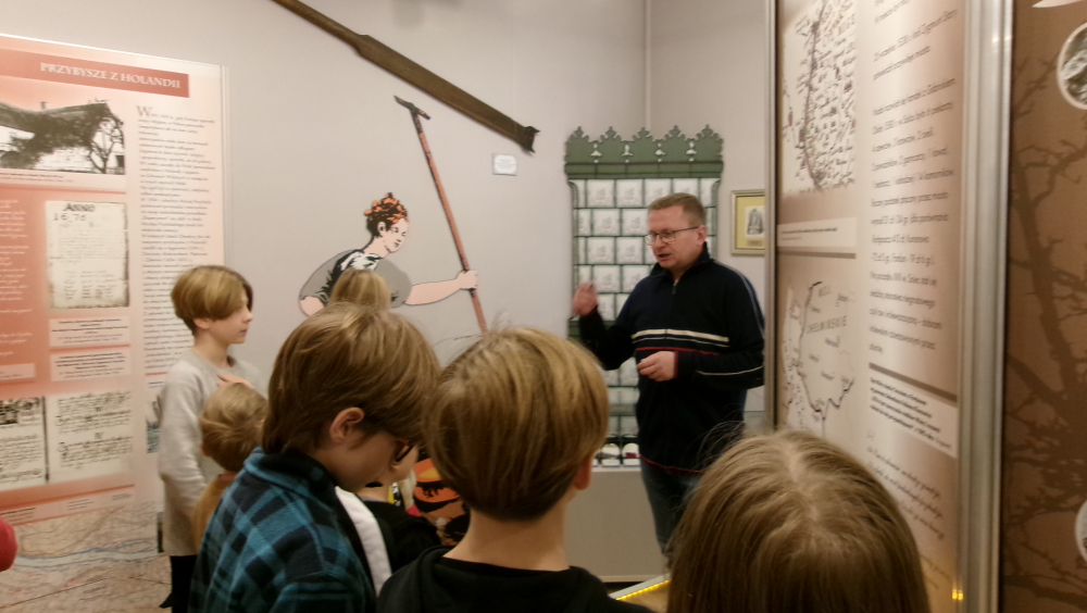 Children started their journey with cultural heritage of Solec Kujawski with Mr. Rafał Kubiak, Director of the Museum in Solec. First stage of the project - introduction in the Museum.