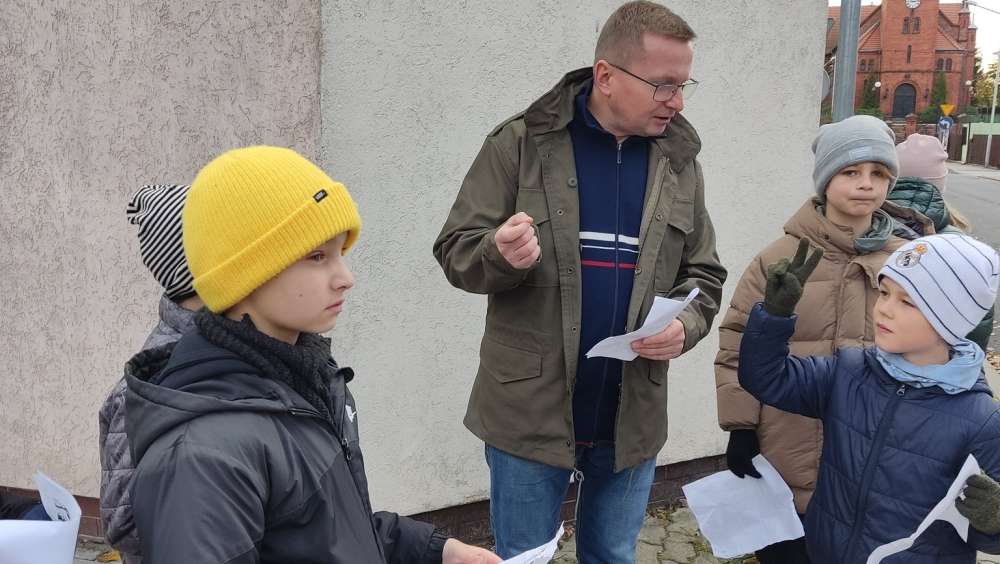 Children were given maps of old Solec Kujawski. During the sightseeing Mr. Rafał Kubiak, Director of the Museum was telling about history of particular building located around the market.