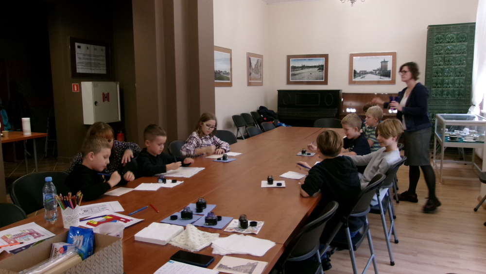 After the sightseeing children could experience writing postcards with nib and ink. They wrote greetings to friend and family, and postcards presented old market of Solec Kujawski from XIX and XX century.