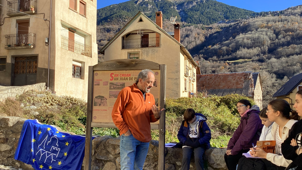 El alcalde de San Juan de Plan nos contó la "faloria des cuercos" en chistavín. 